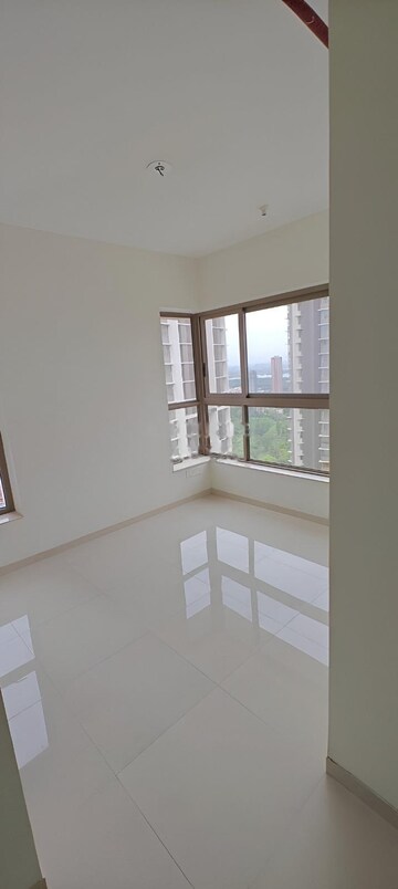 Room in 2 BHK Apartment at Kalpataru Paramount, Kapur Bawdi – for Rent