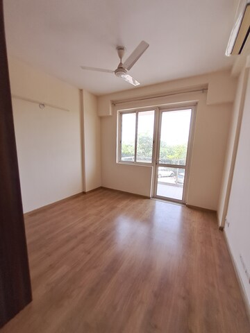 Room in 2.5 BHK Apartment at M3M Woodshire, Sector 107 – for Rent