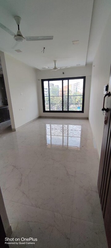 Room in 2 BHK Apartment at Parsh Elegance, Andheri West – for Rent