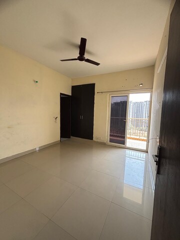 Room in 2.5 BHK Apartment at JM Florance, Tech Zone 4 Greater Noida – for Sale