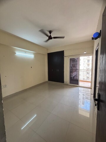 Room in 2.5 BHK Apartment at JM Florance, Tech Zone 4 Greater Noida – for Sale