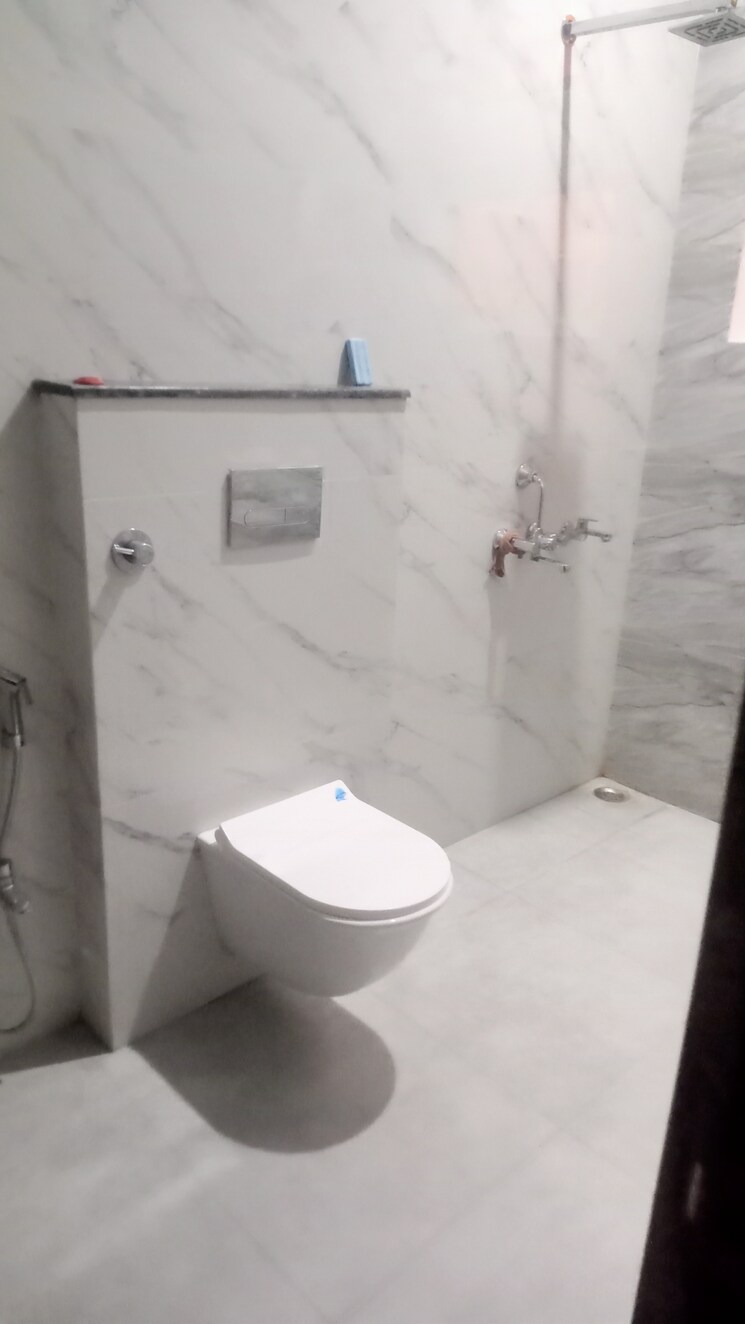 Bathroom, unitech-south-city 3 Bedroom 2200 Sq.Ft. Independent House In South City Lucknow 8779803
