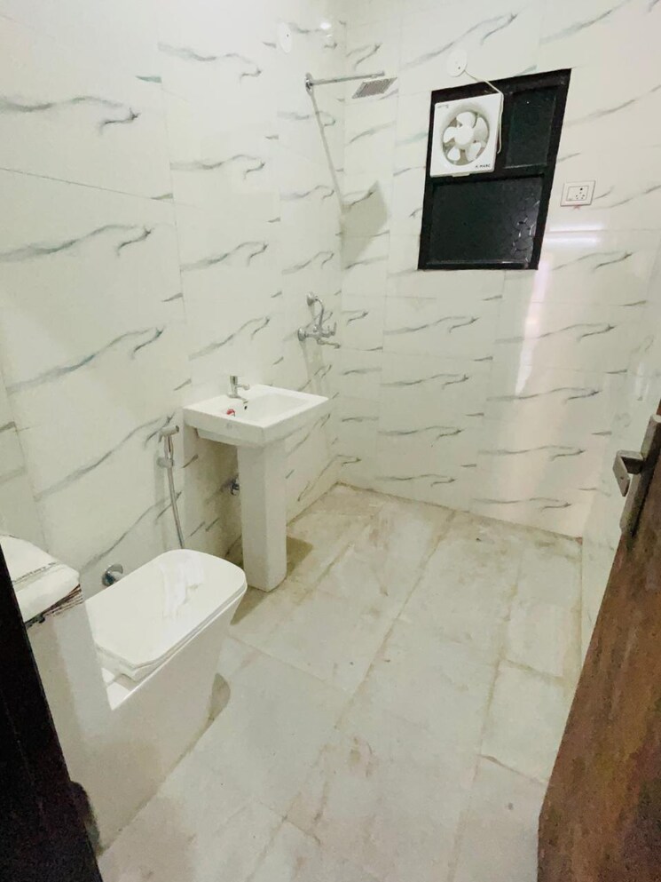 Bathroom, sector 23a 1.5 Bedroom 800 Sq.Ft. Builder Floor In Sector 23a Gurgaon 8779739