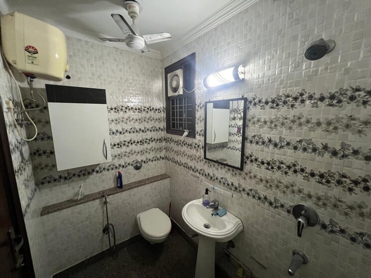 Bathroom, amar colony 2 Bedroom 1100 Sq.Ft. Builder Floor In Amar Colony Delhi 8779752