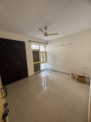 Room in 4 BHK Apartment at DLF The Crest, Sector 54 – for Sale