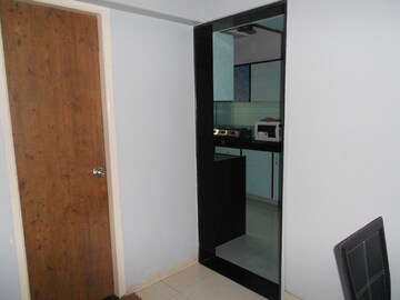 Room in 2 BHK Apartment at Rustomjee Central Park, Andheri East – for Rent
