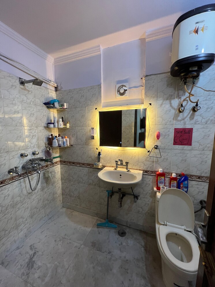 Bathroom, rajouri garden 2 Bedroom 200 Sq.Yd. Builder Floor In Rajouri Garden Delhi 8779835
