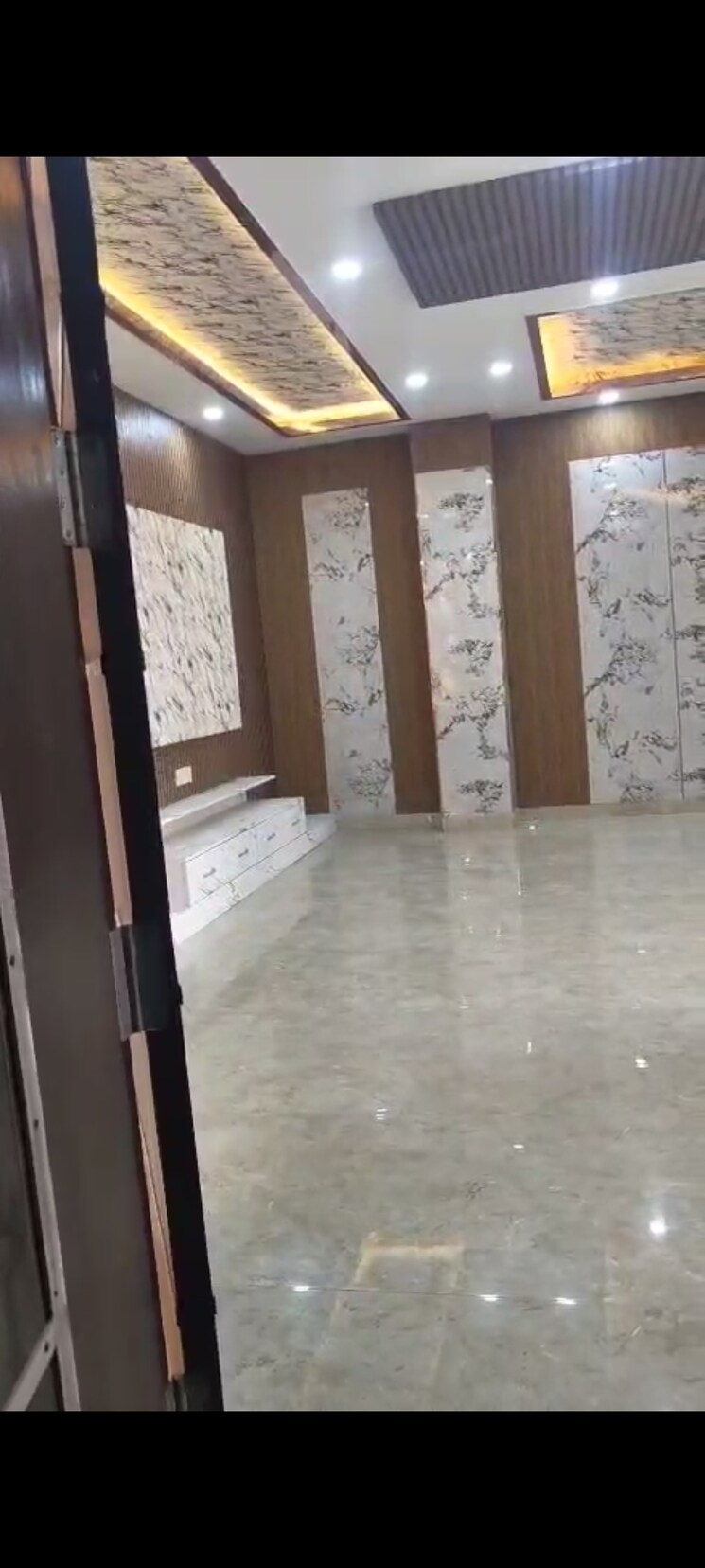 Room, sector 7 3 Bedroom 250 Sq.Yd. Builder Floor In Sector 7 Faridabad 8779862