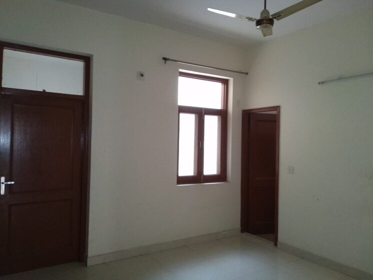Room, sector 40 3 Bedroom 200 Sq.Mt. Independent House In Sector 40 Noida 8779853