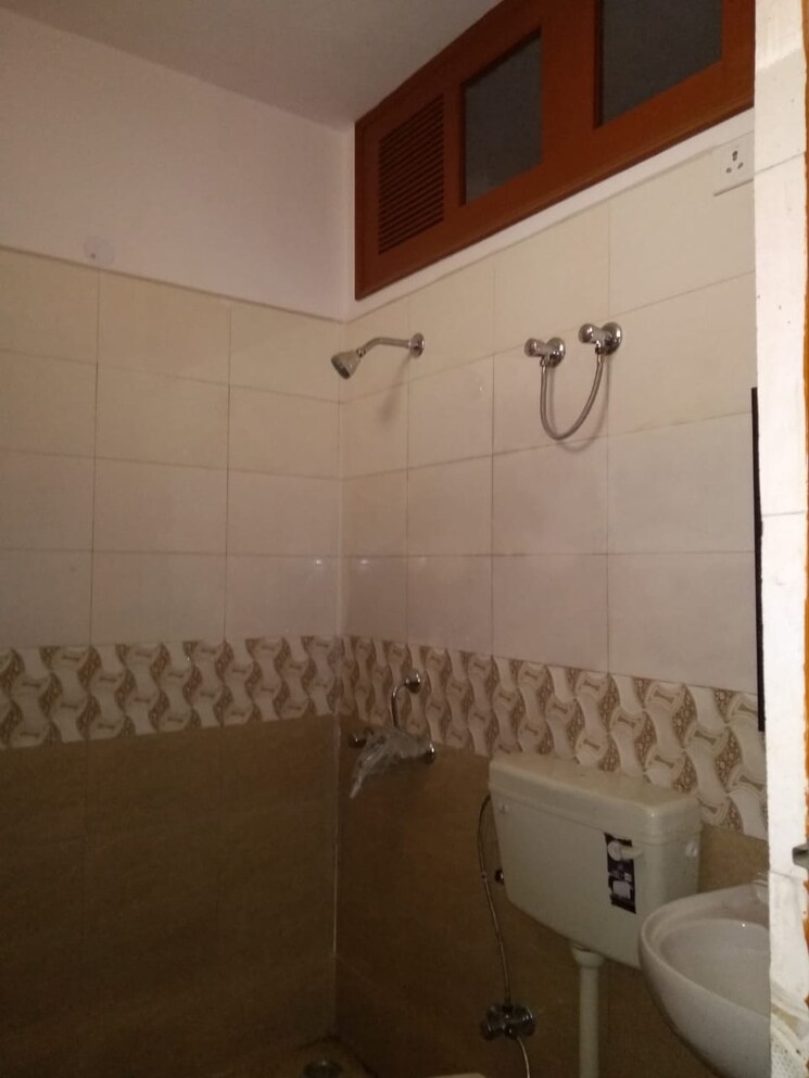 Bathroom, sector 40 3 Bedroom 200 Sq.Mt. Independent House In Sector 40 Noida 8779853