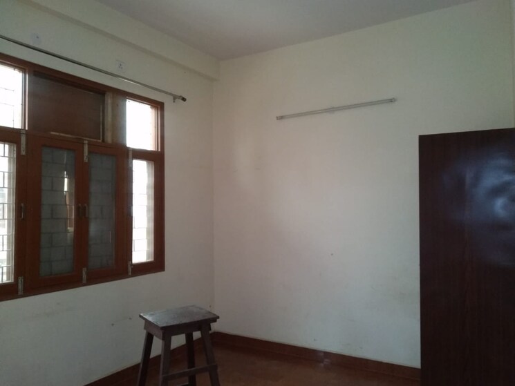 Room, sector 40 3 Bedroom 200 Sq.Mt. Independent House In Sector 40 Noida 8779853