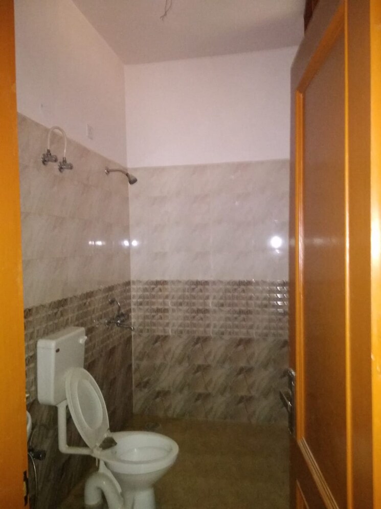 Bathroom, sector 40 3 Bedroom 200 Sq.Mt. Independent House In Sector 40 Noida 8779853