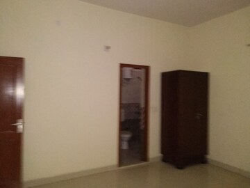 Room in 3 BHK Independent House at Sector 40 – for Rent