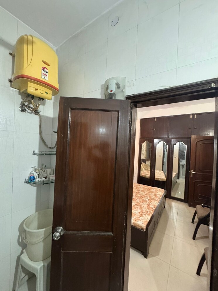 Room, tagore garden 3 Bedroom 150 Sq.Yd. Builder Floor In Tagore Garden Delhi 8779868