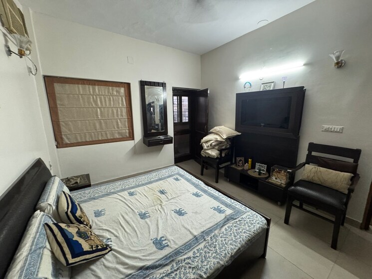 Room, tagore garden 3 Bedroom 150 Sq.Yd. Builder Floor In Tagore Garden Delhi 8779868