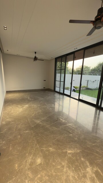 Room in 5 BHK Villa at Chattarpur – for Sale