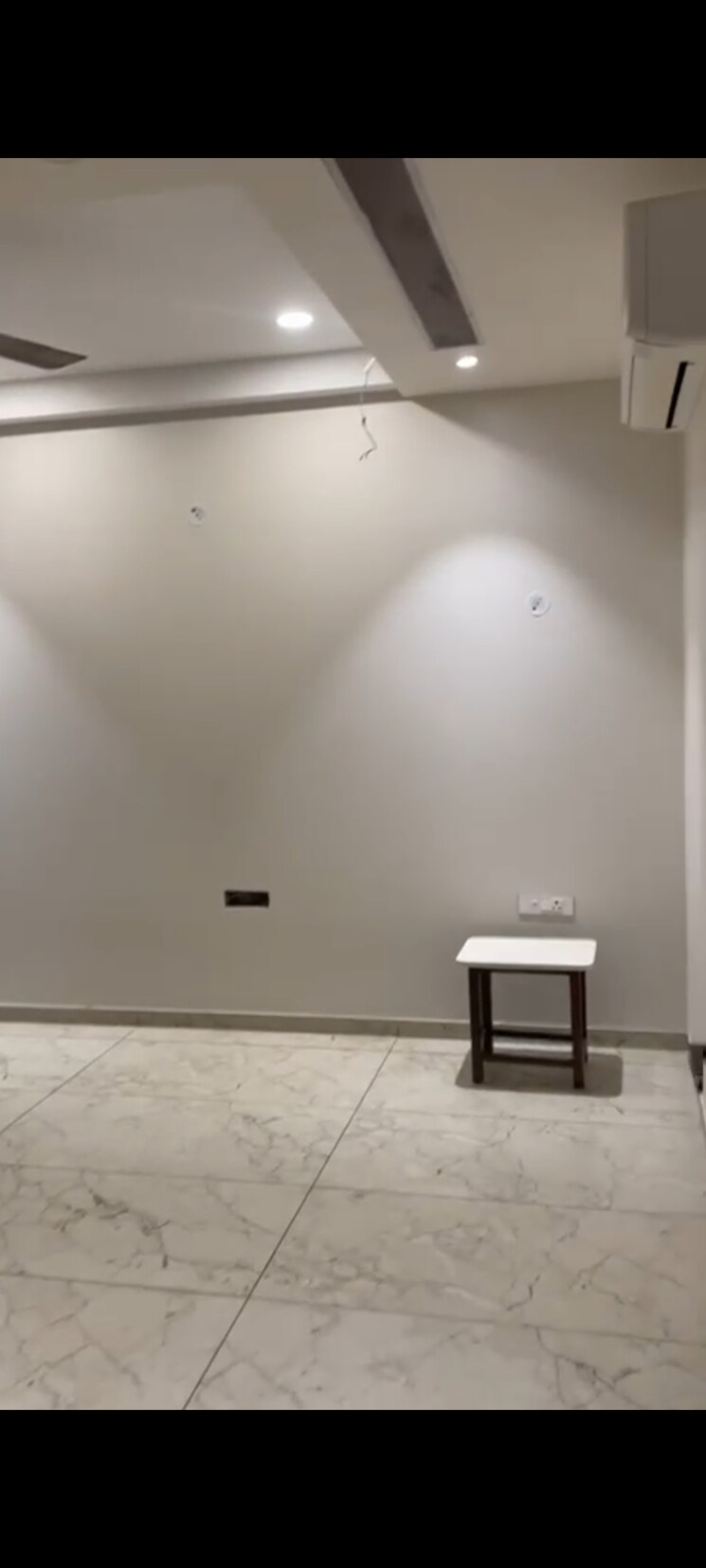 Room, sector 7 3 Bedroom 250 Sq.Yd. Builder Floor In Sector 7 Faridabad 8779875