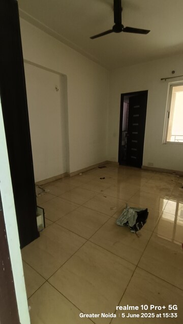 Room in 3 BHK Apartment at Gaur Saundaryam, Tech Zone 4 Greater Noida – for Rent