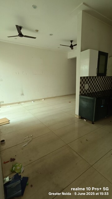 Room in 3 BHK Apartment at Gaur Saundaryam, Tech Zone 4 Greater Noida – for Rent