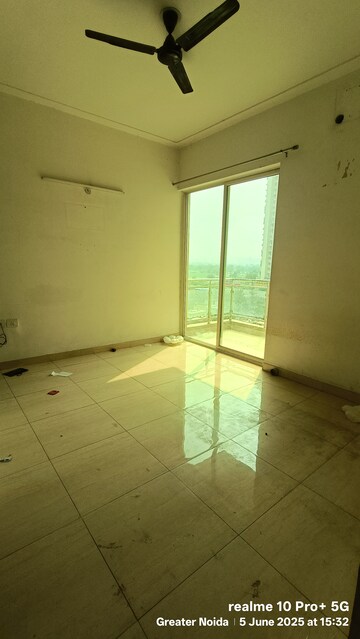 Room in 3 BHK Apartment at Gaur Saundaryam, Tech Zone 4 Greater Noida – for Rent