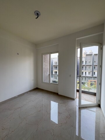 Room in 3 BHK Apartment at Smart World Orchard, Sector 61 – for Rent