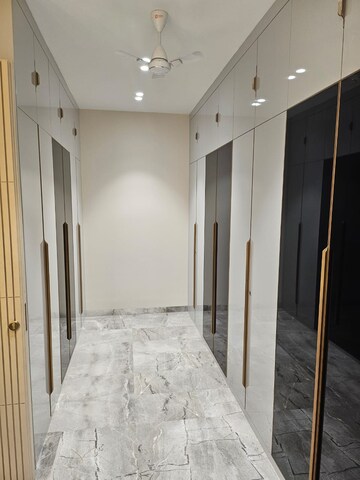 Building Lobby in 5 BHK Builder Floor at Sushant Lok 3, Sector 57 – for Sale