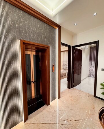 Room in 2 BHK Builder Floor at Sector 25 – for Rent