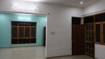 Room in 1 BHK Builder Floor at Husainganj – for Rent