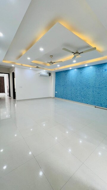 Room in 4 BHK Apartment at Ansal API Esencia, Sector 67 – for Rent