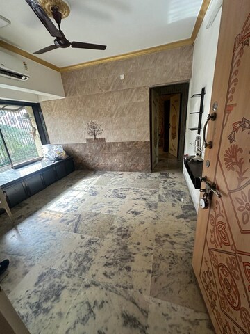 Room in 3 BHK Apartment at Goregaon West View CHS, Goregaon West – for Rent