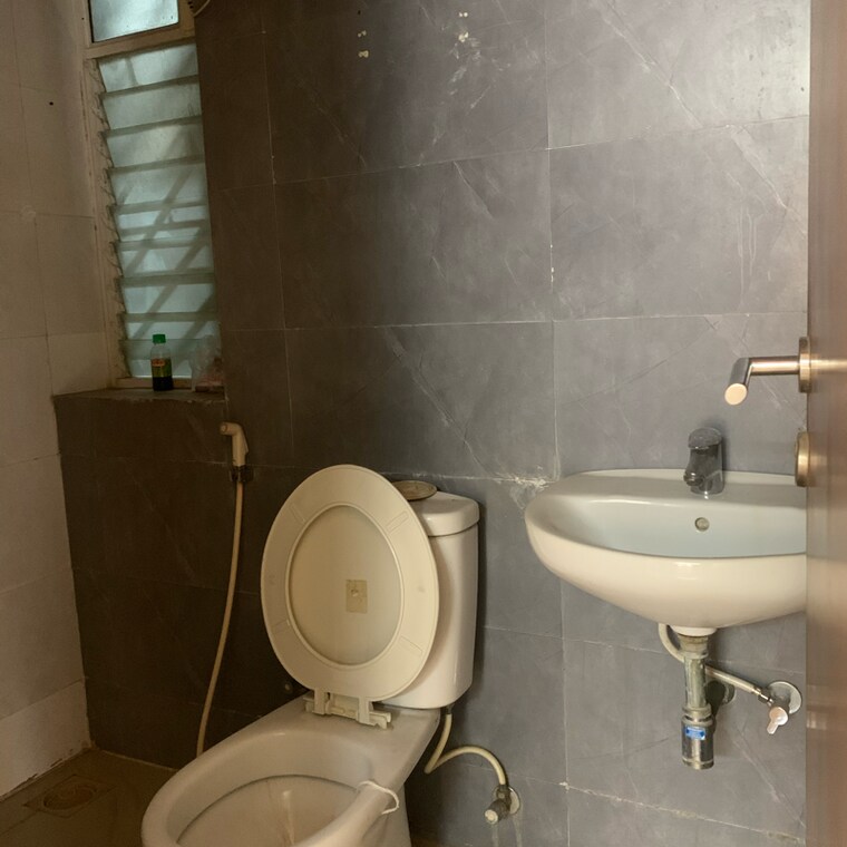 Bathroom, the-wadhwa-parwana-tower 1 Bedroom 400 Sq.Ft. Apartment In Saibaba Nagar Mumbai 8780345