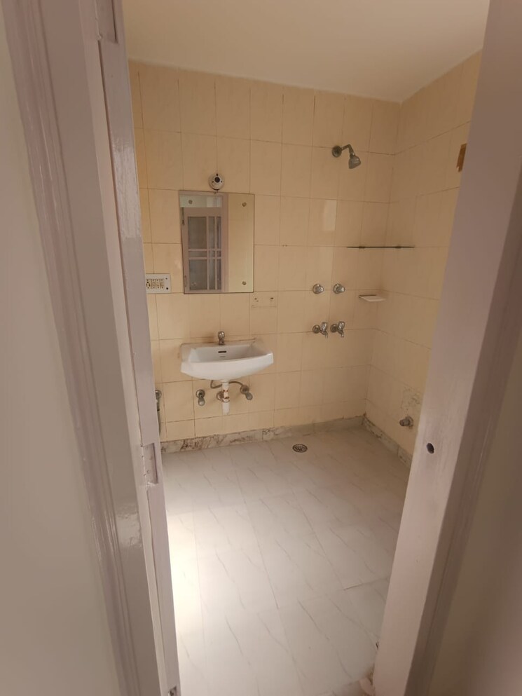 Bathroom, technocrat-cgh-society 3 Bedroom 1700 Sq.Ft. Builder Floor In Sector 56 Gurgaon 8780270