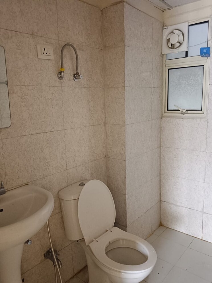 Bathroom, omkar-royal-nest 2.5 Bedroom 1345 Sq.Ft. Apartment In Tech Zone 4 Greater Noida Greater Noida 8780339