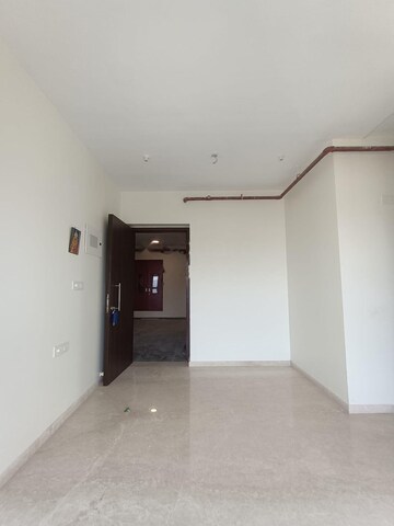 Room in 2 BHK Apartment at Kalpataru Paramount, Kapur Bawdi – for Rent