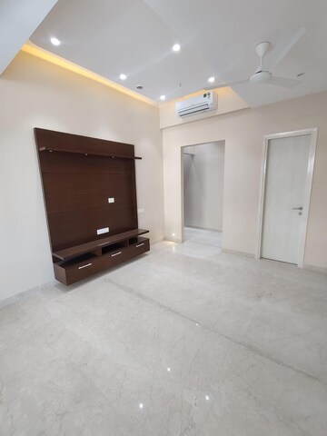 Room in 4 BHK Apartment at Indiabulls Sky Forest, Lower Parel – for Rent