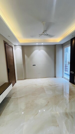 Room in 3 BHK Builder Floor at Malibu Shopping Arcade, Sector 47 – for Sale