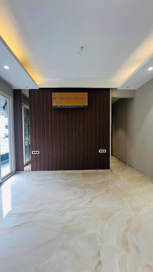 Room in 3 BHK Builder Floor at Malibu Shopping Arcade, Sector 47 – for Sale