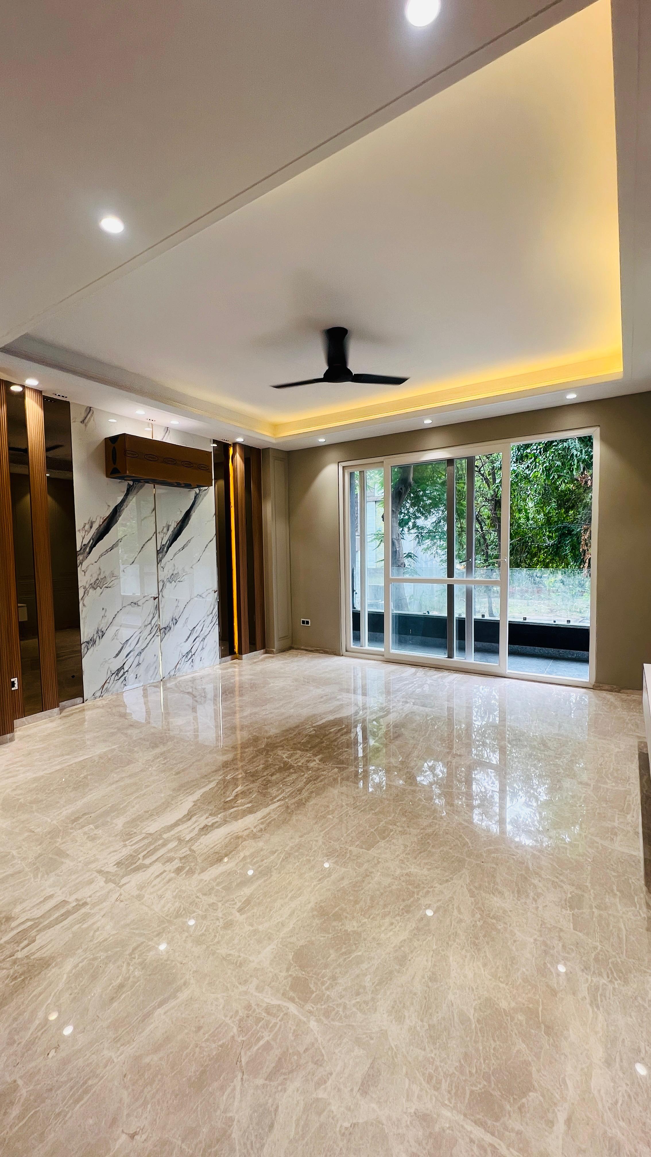 3 BHK + Pooja Room,Study Room 267 Sq.Yd. Builder Floor in Malibu Shopping Arcade