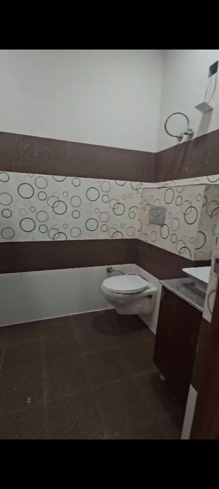 Bathroom, pir machalla 3 Bedroom 110 Sq.Yd. Apartment In Pir Machalla Zirakpur 8780592