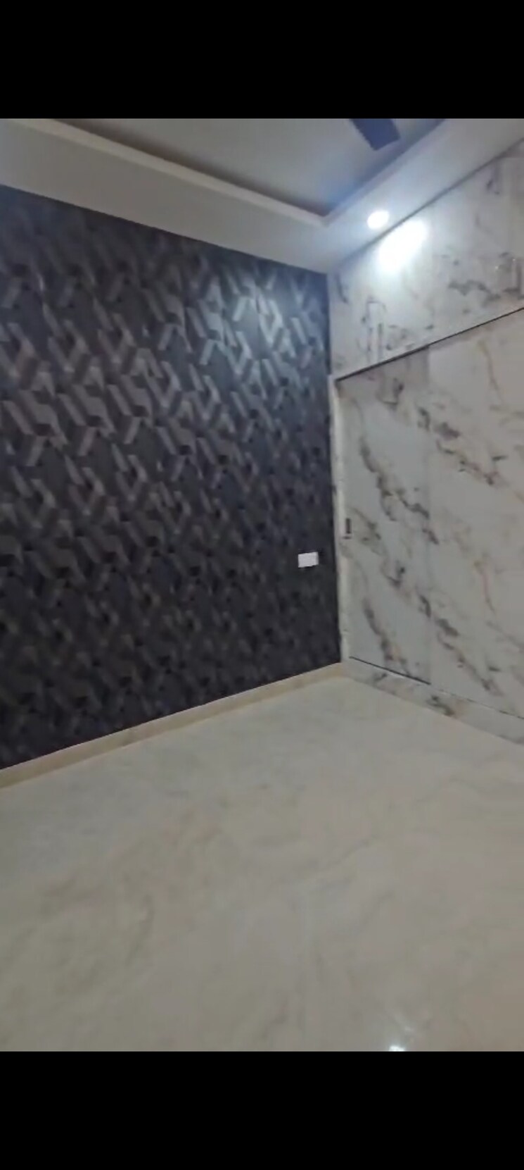 Room, pir machalla 3 Bedroom 110 Sq.Yd. Apartment In Pir Machalla Zirakpur 8780592