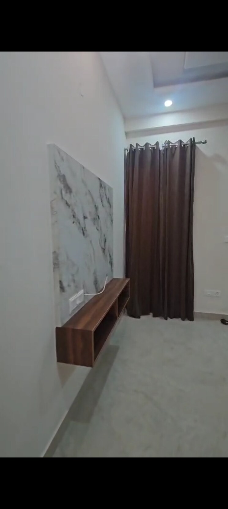 Room, pir machalla 3 Bedroom 110 Sq.Yd. Apartment In Pir Machalla Zirakpur 8780592