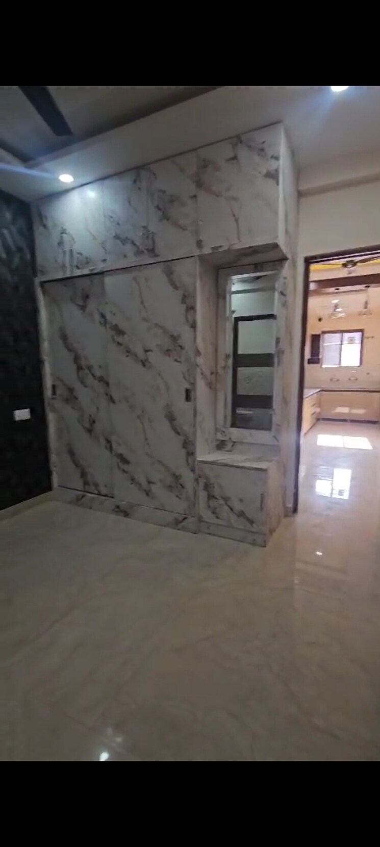 Room, pir machalla 3 Bedroom 110 Sq.Yd. Apartment In Pir Machalla Zirakpur 8780592