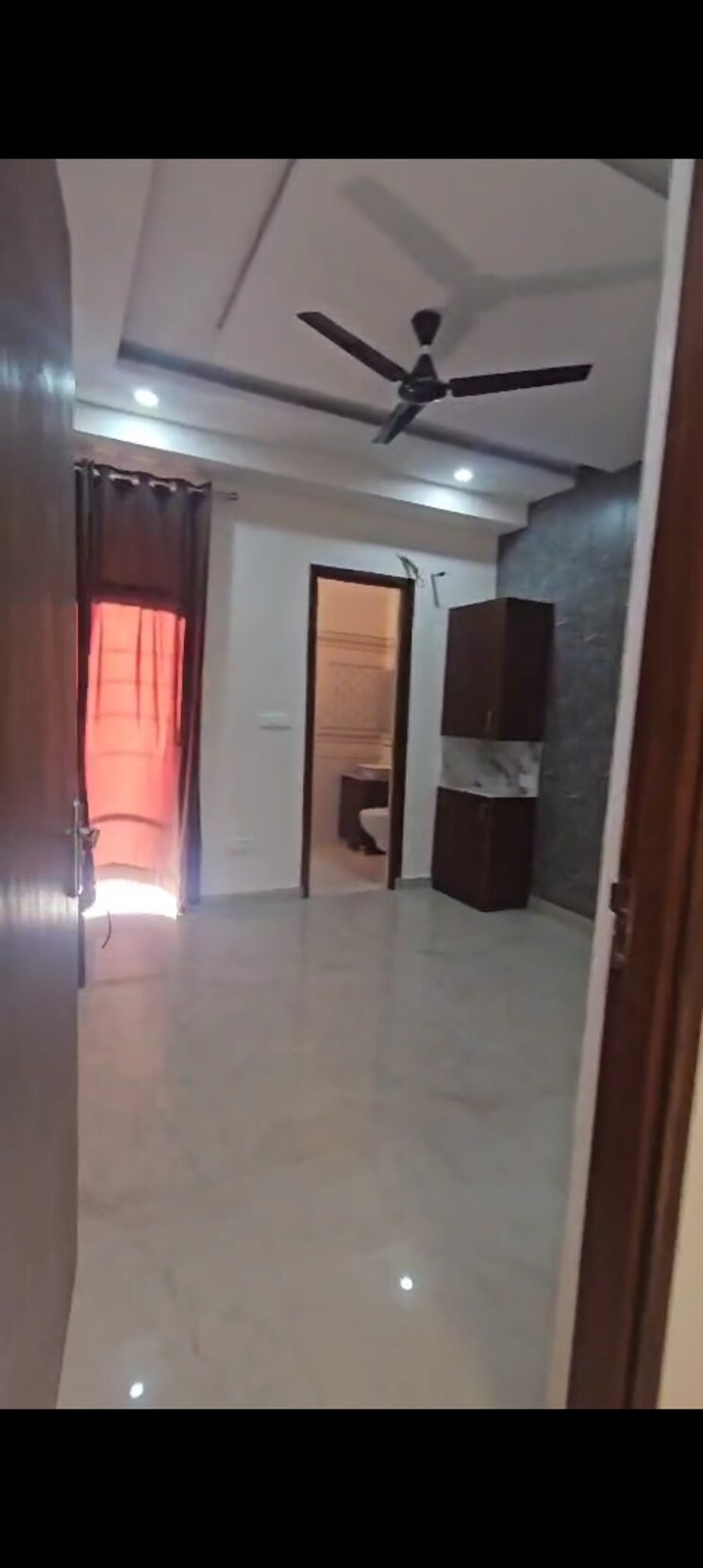 Room, pir machalla 3 Bedroom 110 Sq.Yd. Apartment In Pir Machalla Zirakpur 8780592