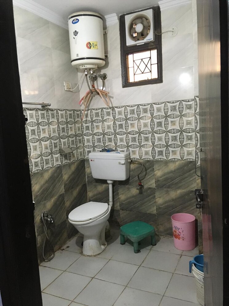 Bathroom, khirki extension 2 Bedroom 90 Sq.Yd. Builder Floor In Khirki Extension Delhi 8780587
