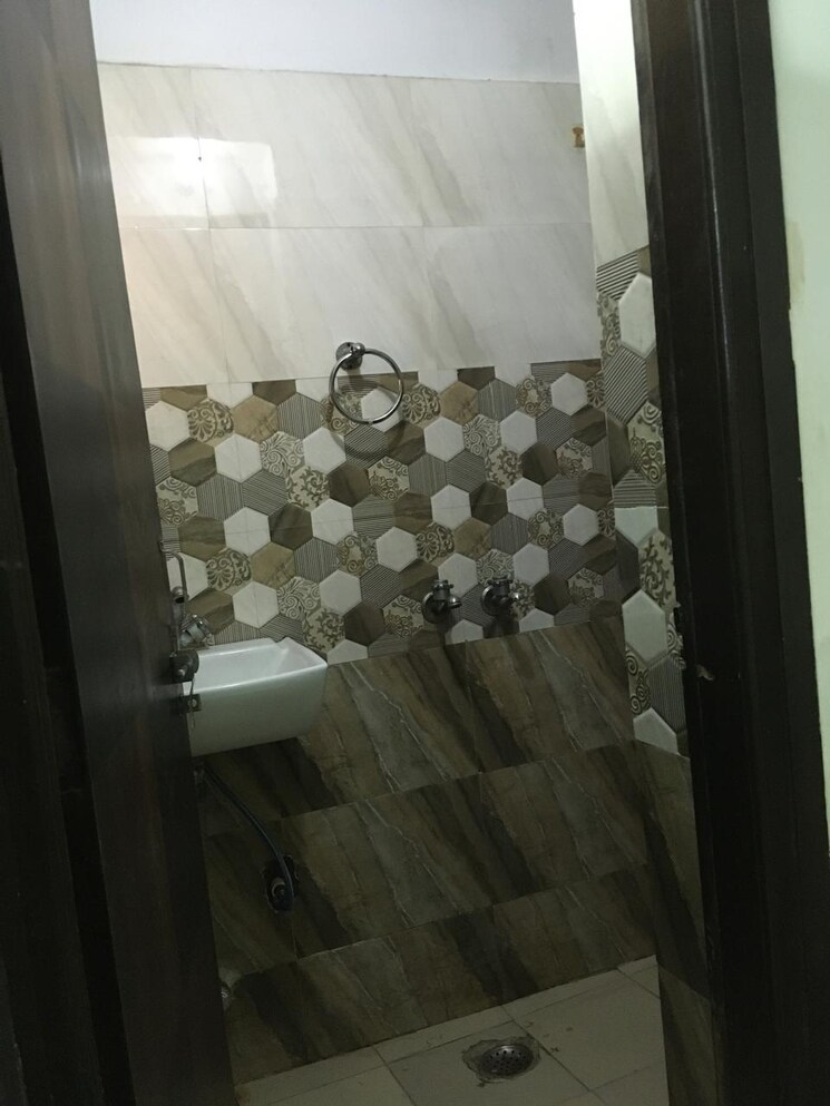Bathroom, khirki extension 2 Bedroom 90 Sq.Yd. Builder Floor In Khirki Extension Delhi 8780587