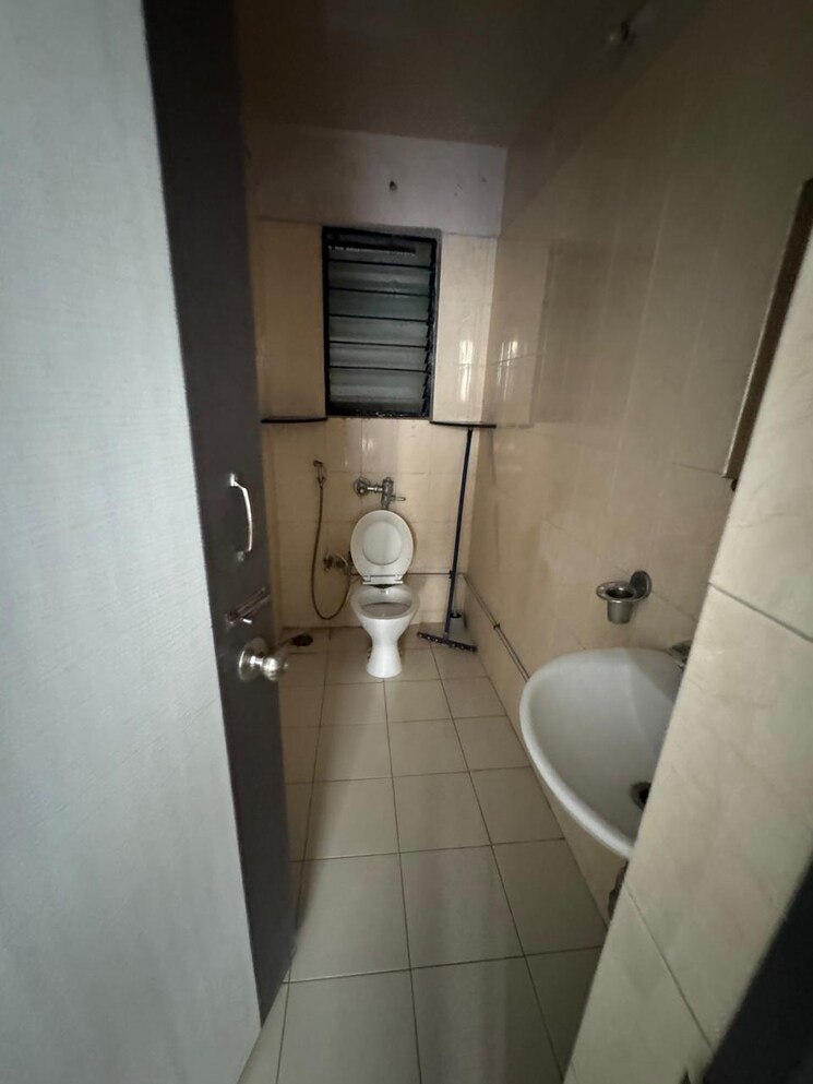 Bathroom, oxford-comforts 2 Bedroom 860 Sq.Ft. Apartment In Wanwadi Pune 8780624
