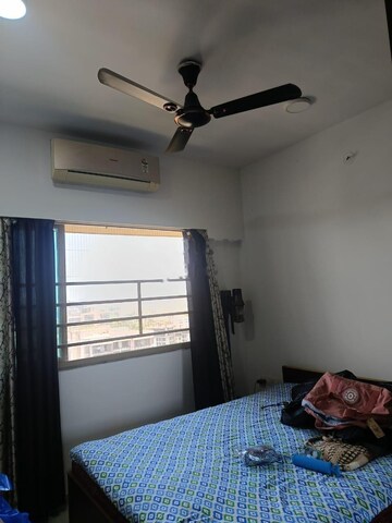 Room in 2 BHK Apartment at Sheth Vasant Oasis, Andheri East – for Rent