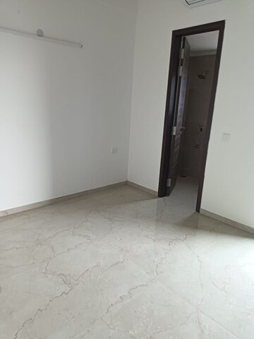 Room in 3 BHK Apartment at Smart World Orchard, Sector 61 – for Rent
