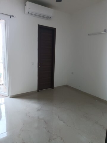 Room in 3 BHK Apartment at Smart World Orchard, Sector 61 – for Rent