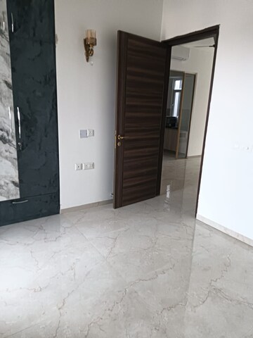 Building Lobby in 3 BHK Apartment at Smart World Orchard, Sector 61 – for Rent